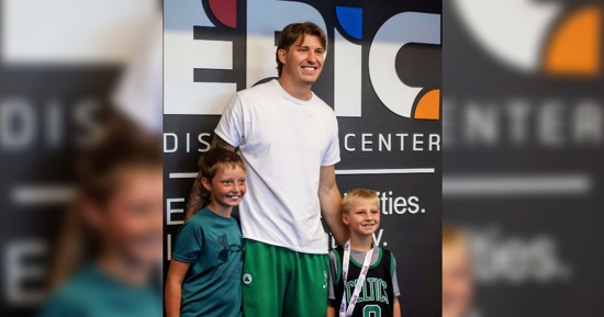 Baylor Scheierman with two young fans/Photo By Josh Salmon